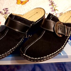 Size 8 Naturalizer clogs.